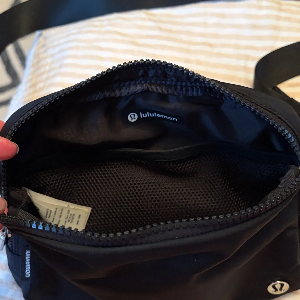 lululemon athletica Black Everywhere Belt Bag - Picture 4 of 6